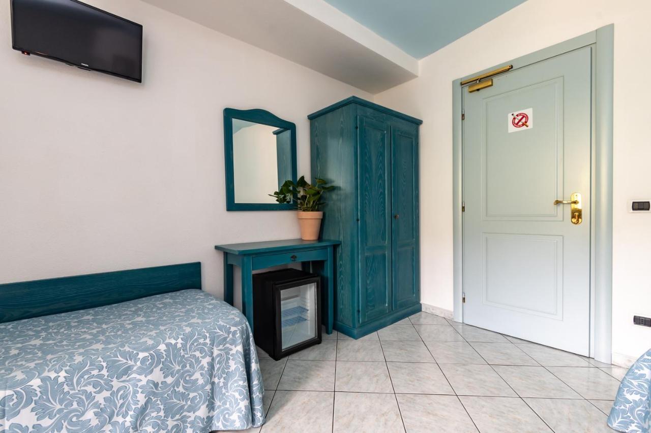 Hotel Quasar Cala Liberotto Extérieur photo