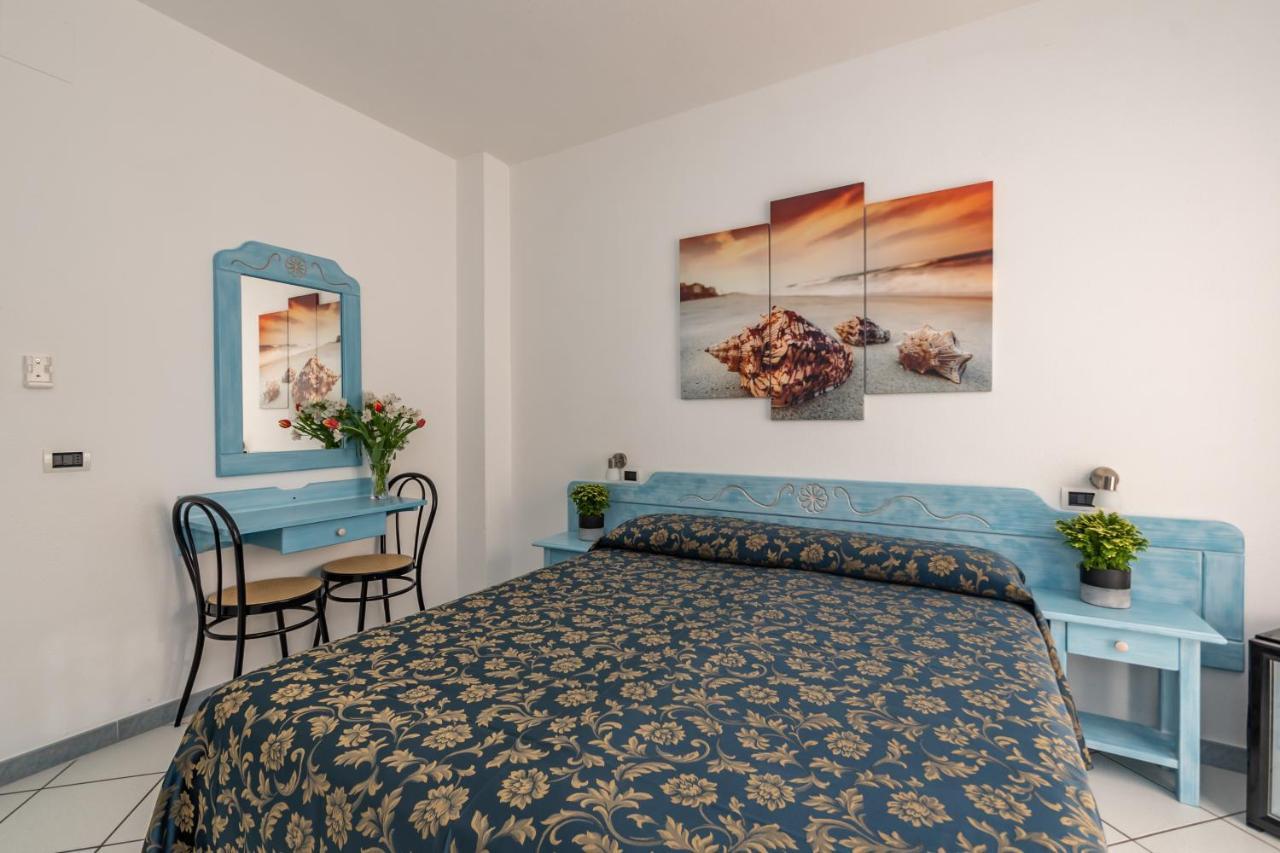 Hotel Quasar Cala Liberotto Extérieur photo