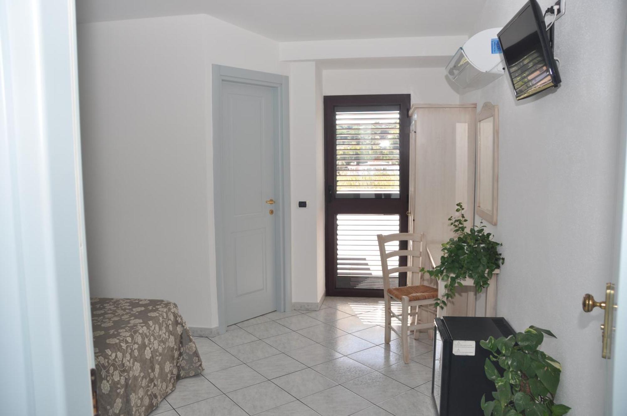 Hotel Quasar Cala Liberotto Extérieur photo